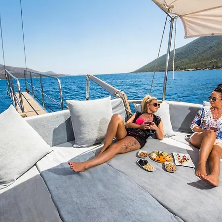 Barbaros Yachting Private Gulet 3 Cabins 船上ホテル ボドルム